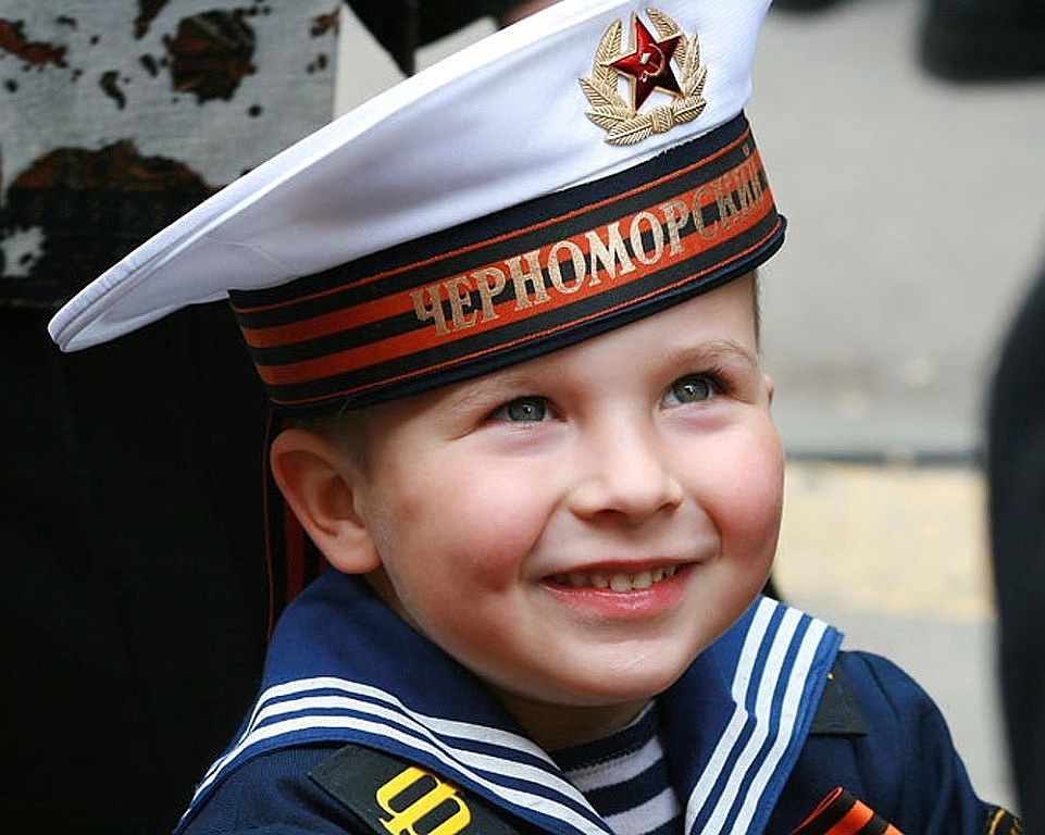 Дети в военной форме. Ребенок в фуражке. Морская форма для детей. Ребенок в морской фуражке.
