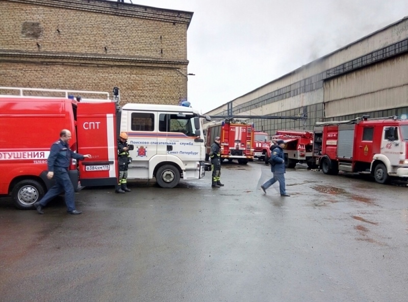 Пожарный пол. Пожар в Санкт-Петербурге на Кировском заводе. Кировский  завод фото пожара. Пожар на Ленинградском Кировском заводе. Сиренамцеховая пожарная.