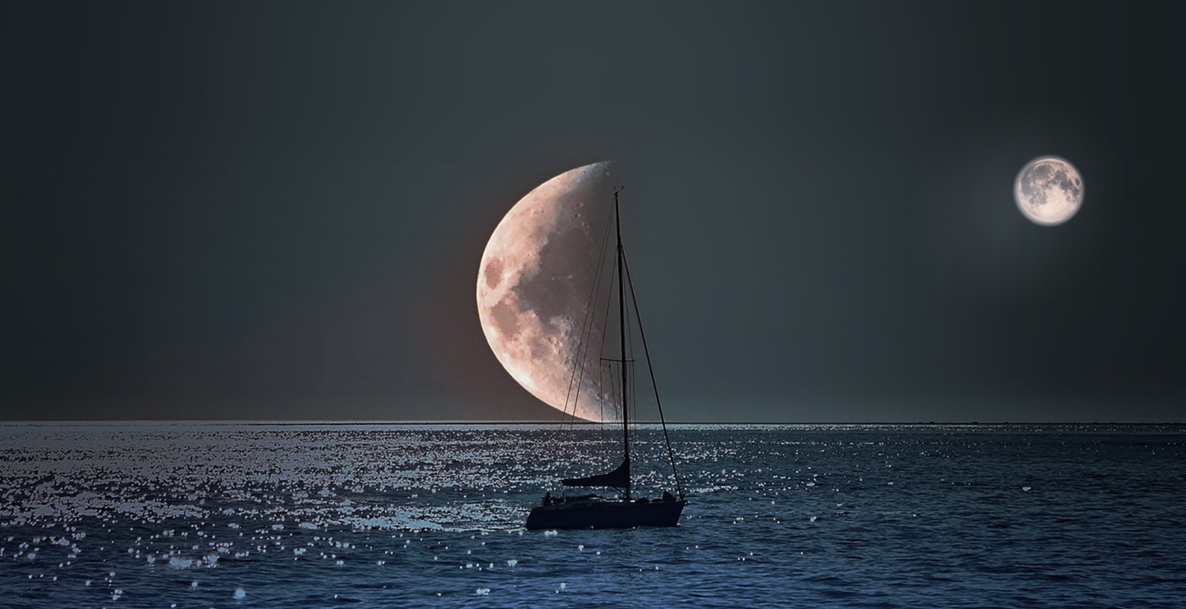 Луна распласталась на тихой воде. Луна. Луна и море. Корабль на Луне. Лунное море.
