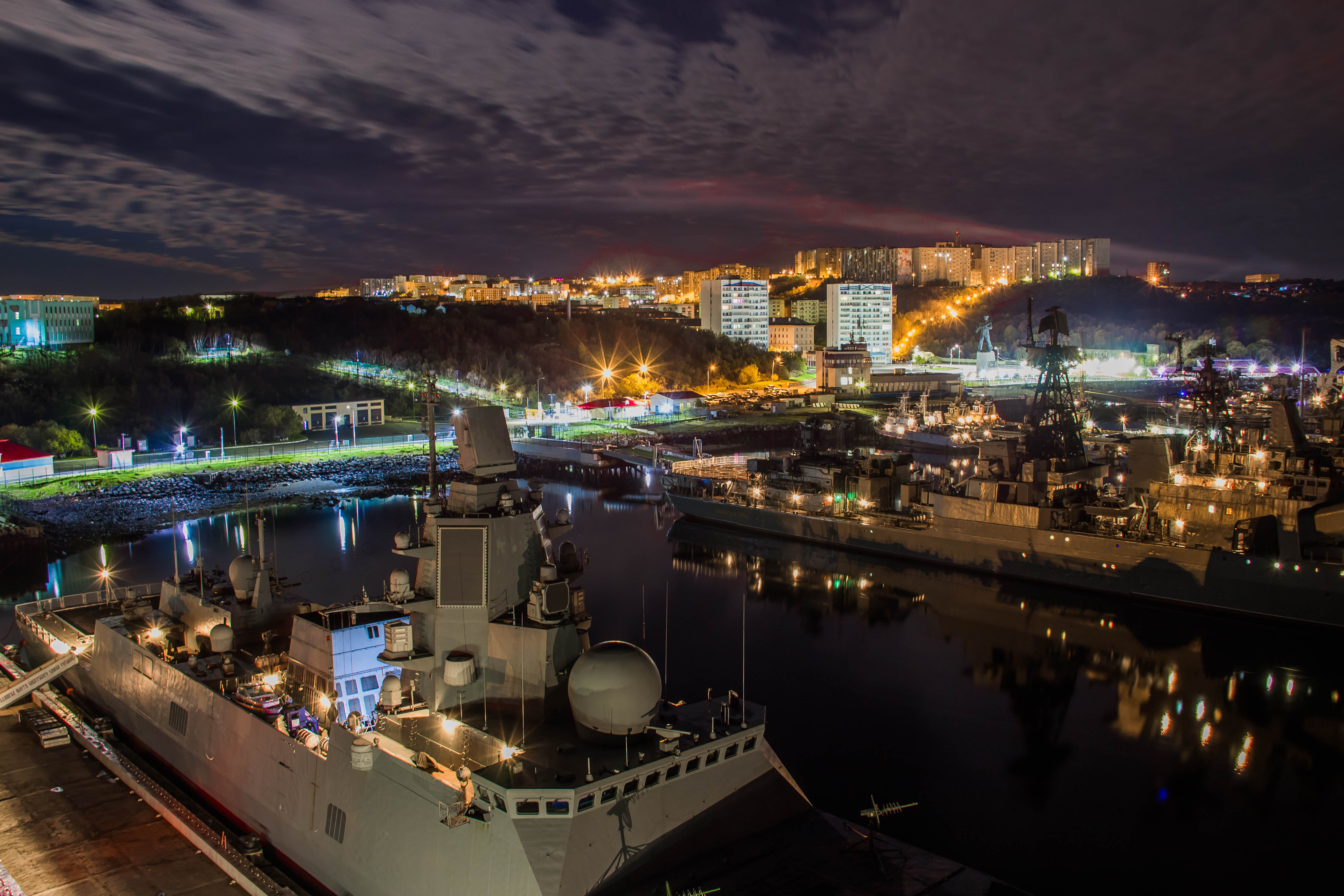 Североморск закрытый город или нет. Североморск морской порт. Североморск столица Северного флота. Североморск набережная.