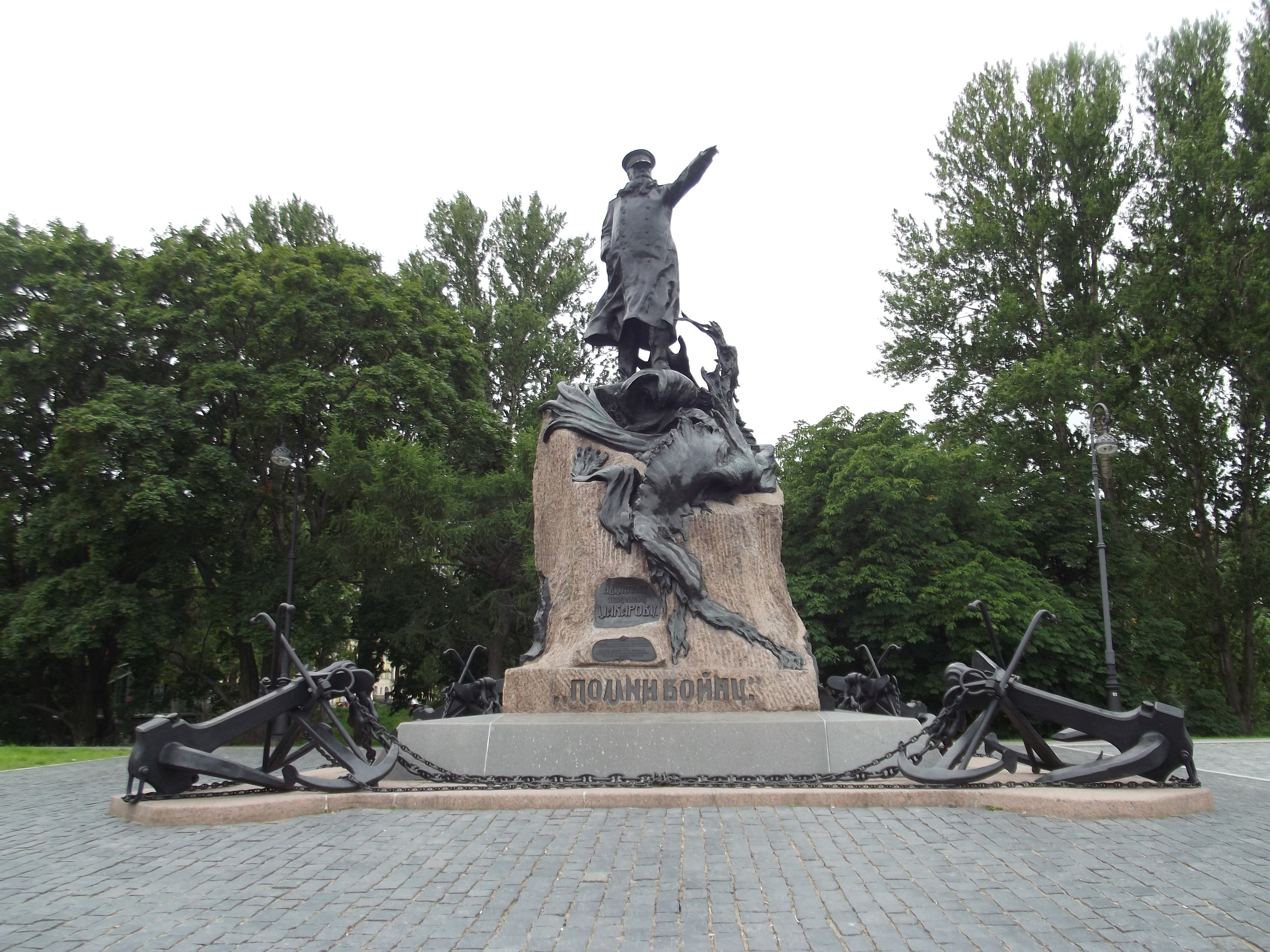 Кронштадт памятники адмиралам. Памятник вице адмиралу Макарову в Кронштадте. Памятник адмиралу Степану Макарову в Кронштадте.