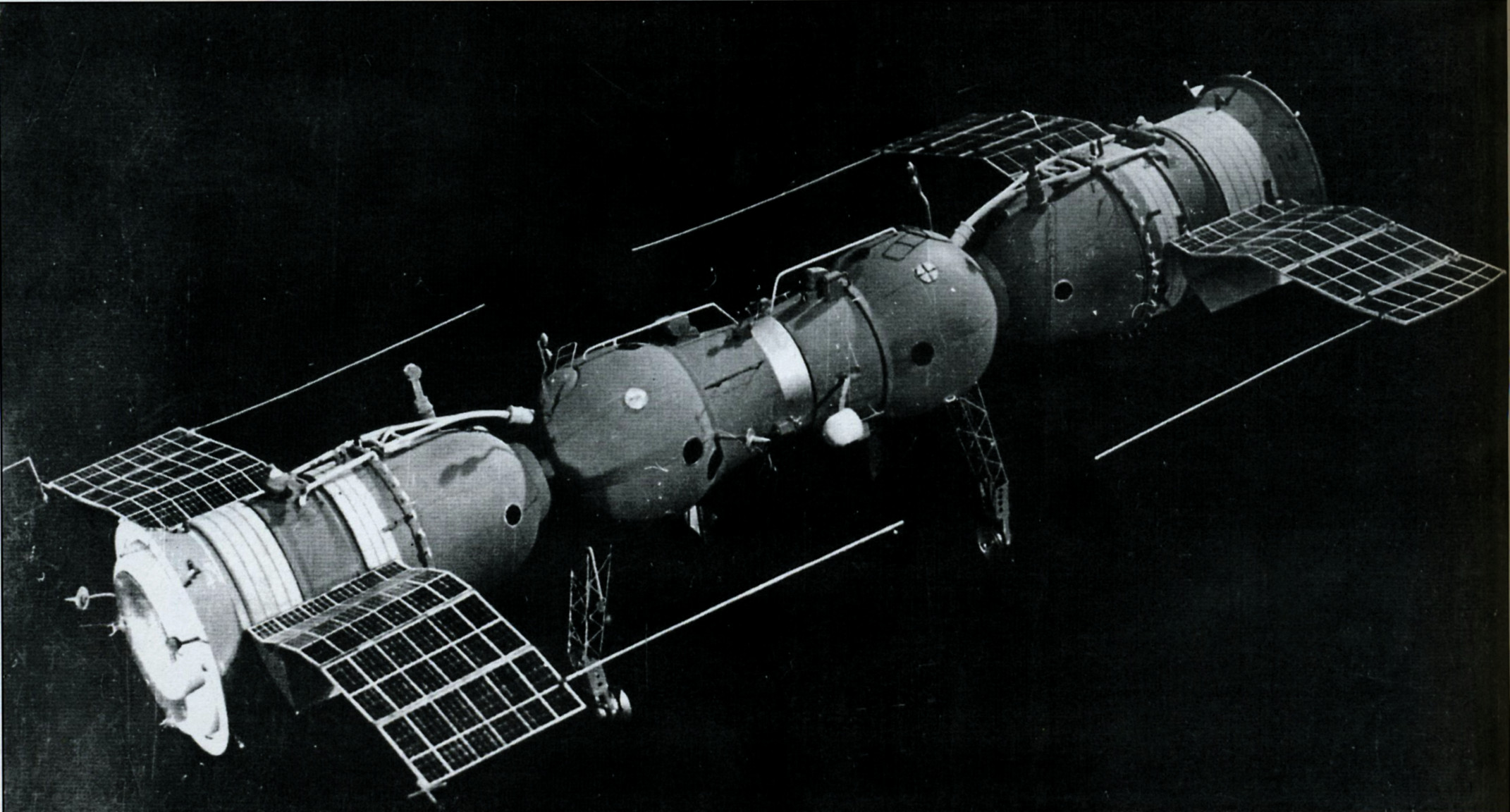 Космические корабли 1975. Первая автоматическая стыковка двух ИСЗ космос -186 и космос- 188 СССР. Космический корабль Союз СССР. Союз 4 и Союз 5. Корабль Союз 1965.